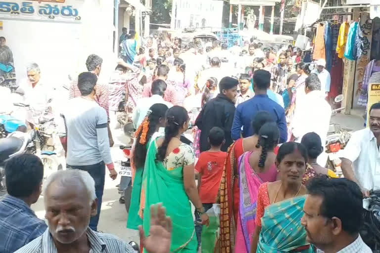 The streets were crowded during the Sankranti festival in Giddalur town of Prakasam district.