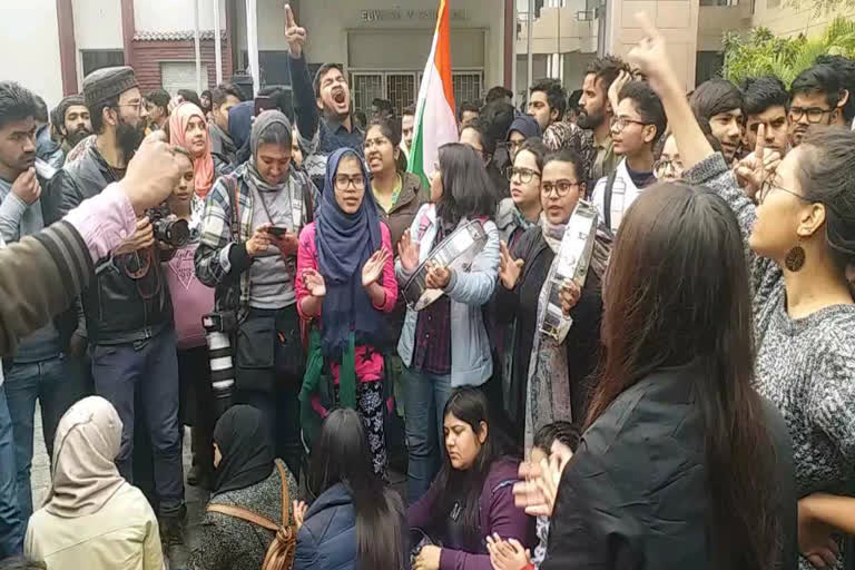 jamia students protested outside VC office and demanded fir against delhi police