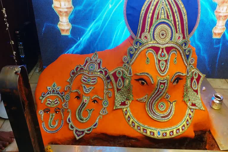 lord chintaman ganesh was offered 1.25 lakh laddus