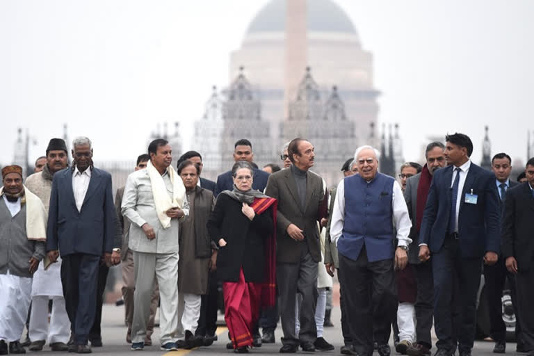 20 opposition parties attend meeting on CAA, NRC  momentum against NRC  Sonia Gandhi  20 opposition parties attend meeting on CAA, NRC; TMC, BSP, SP, DMK not present  Mamata Banerjee  CAA  AAP MP Sanjay Singh  Citizenship Amendment Act  BSP  കോൺഗ്രസ്‌ വിളിച്ച പ്രതിപക്ഷ യോഗത്തില്‍ നിന്നും ഡിഎംകെ ഉൾപ്പടെയുള്ള പാര്‍ട്ടികൾ വിട്ടുനിന്നു