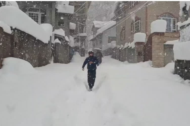 وادی کشمیر میں برفباری جاری، عوام کو درپیش مسائل