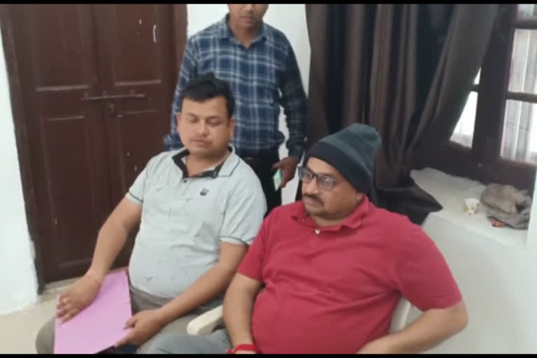 sarpanch-husband-arrested-taking-bribe-of-five-thousand-in-khargone