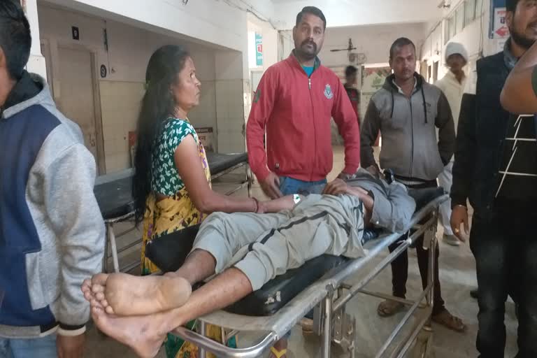 A young man fell under the roof while flying a kite