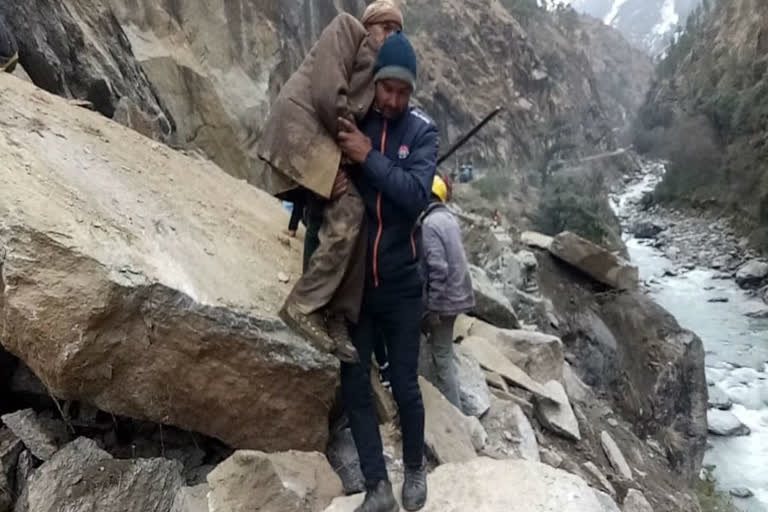 Boulder news fell on Gangotri highway