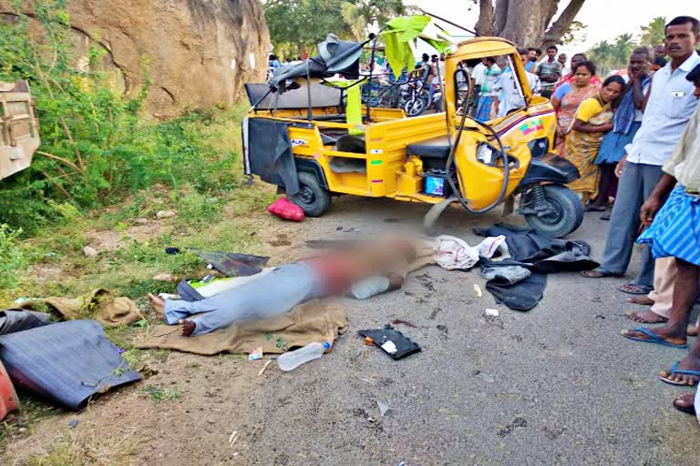 ஆட்டோ மீது டிராக்டா் மோதி இருவா் உயிரிழப்பு, dharmapuri accident, tractor crushed auto in dharmapuri, two died in accident at dharmapuri