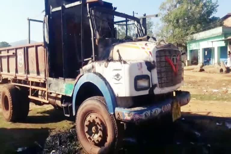 Criminals burn bauxide truck in Lohardaga