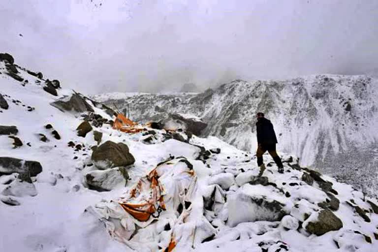 army-personnel-hit-by-avalanches-at-different-locations-in-kashmir