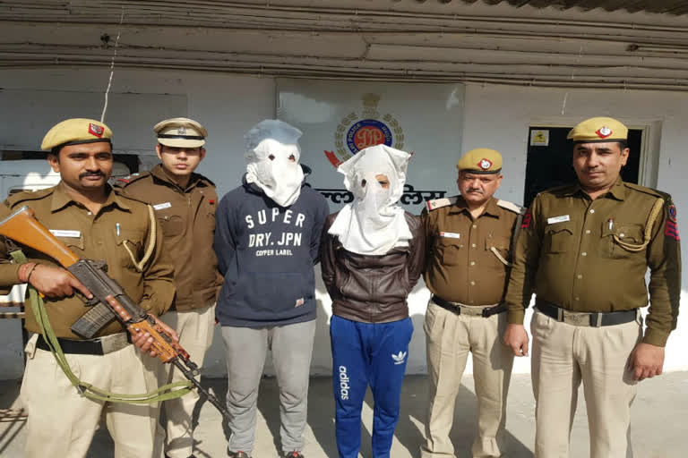 Cash and mobile looted after scaring the girl with a knife, accused arrested