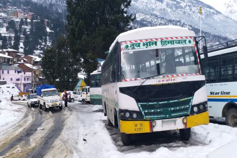 Snowfall disrupts traffic system in Kinnaur