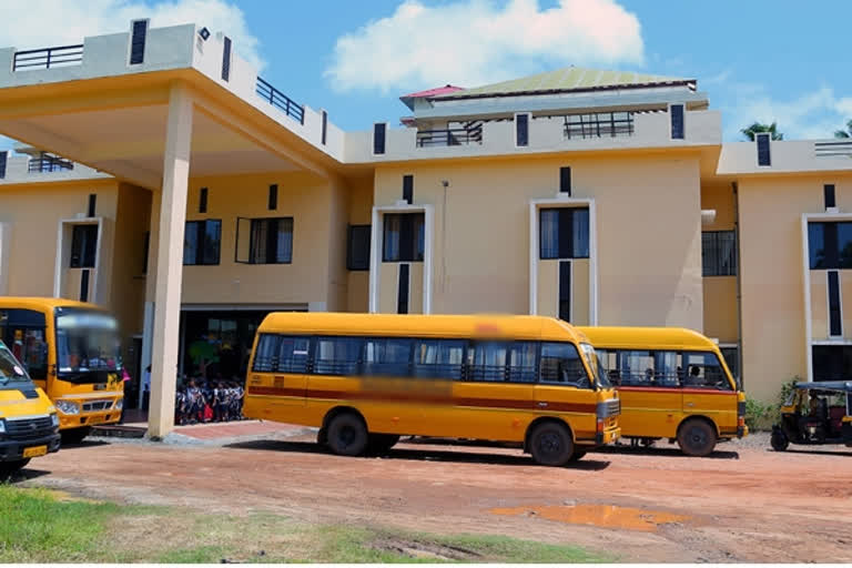 school bus attacked  crude bombs  UP police  ബോംബ് ആക്രമണം  സ്കൂള്‍ ബസിന് നേരെ ബോംബ് ആക്രമണം  ഉത്തര്‍പ്രദേശിലെ പ്രയാഗില്‍