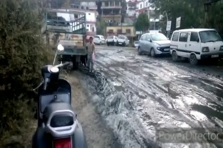 Development work done by Solan mc caused trouble for people, सोलन नगर परिषद द्वारा करवाया जा रहा विकास कार्य लोगों के लिए बना परेशानी का सबब