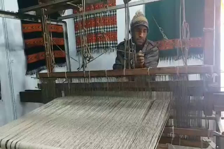 Shawls being prepared on traditional khadi in mandi, मंडी में पारंपरिक खड्डी पर तैयार की जा रही शॉल