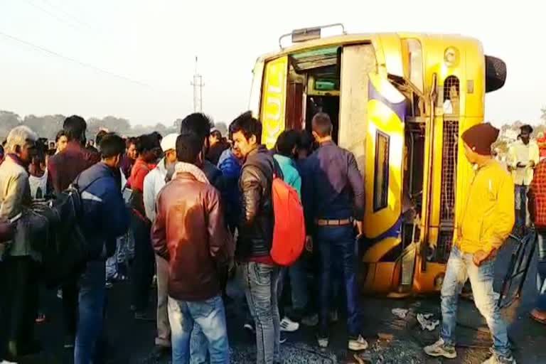 Road accident in Ramgarh, bus crashes in Ramgarh, bus collides with bus, Ramgarh police, रामगढ़ में सड़क हादसा, रामगढ़ में बस दुर्घटनाग्रस्त, बस से बस की टक्कर