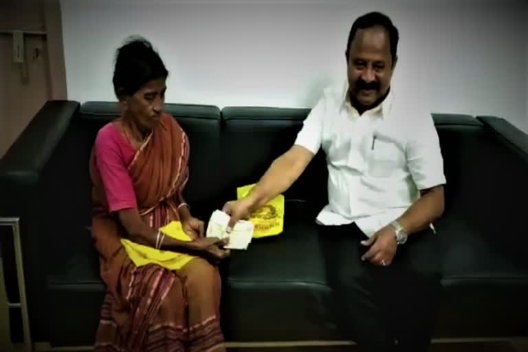 Vellore MLA Helps Old Poor Lady MLA Helps Old Poor Lady Vellore MLA Helping Poor Old Lady வேலூர் எம்.எல்.ஏ மூதாட்டிக்கு புதிய ரூபாய் வழங்கினார் மூதாட்டிக்கு புதிய ரூபாய் வழங்கிய வேலூர் எம்.எல்.ஏ Vellore MLA Gives New Money To Poor Old Lady