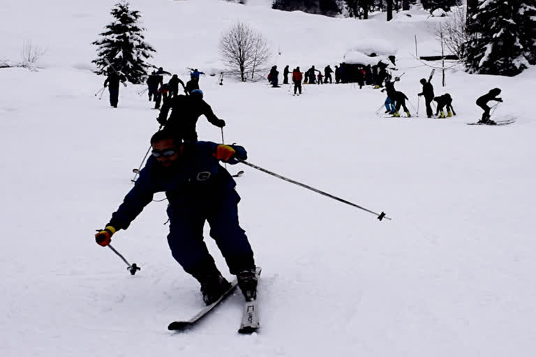 Tourists enjoying skiing in manali