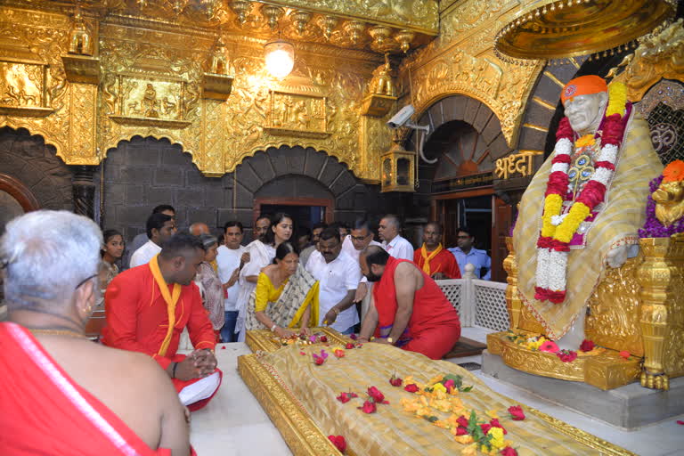 Anushka Shetty visits Baba temple