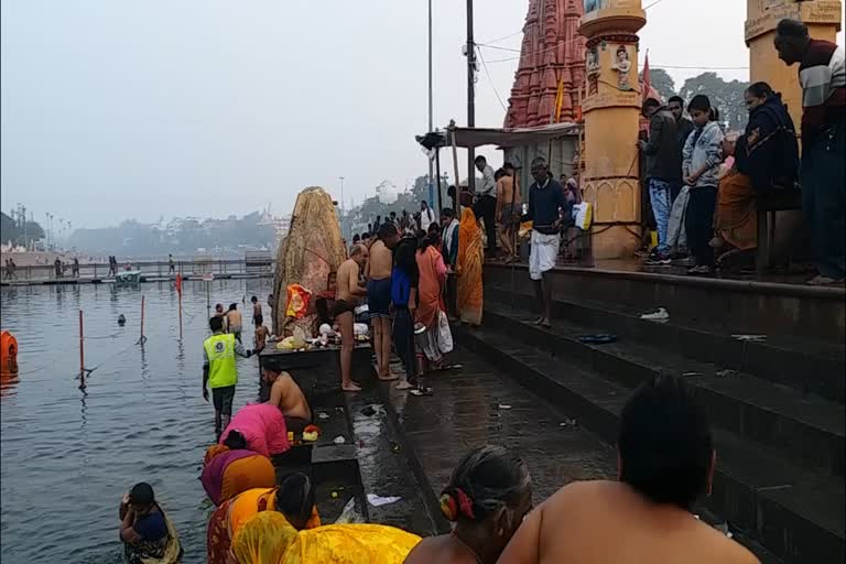 Devotees bathe in Shipra River on Makar Sankranti