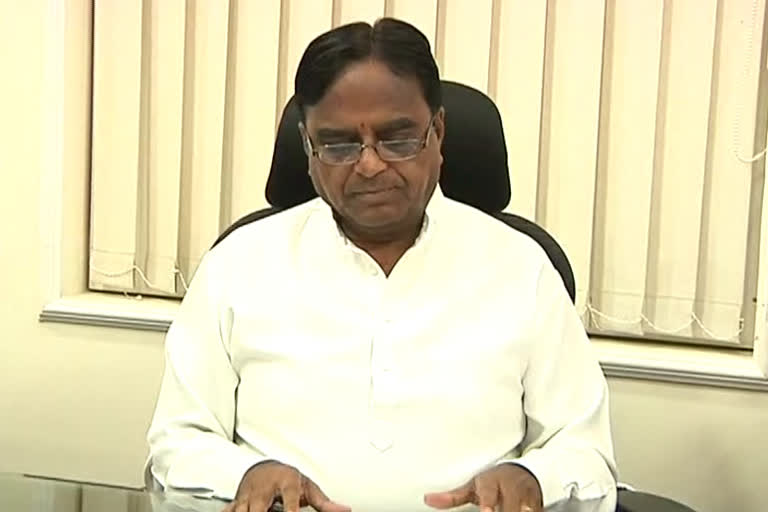 ponnala fires on kcr