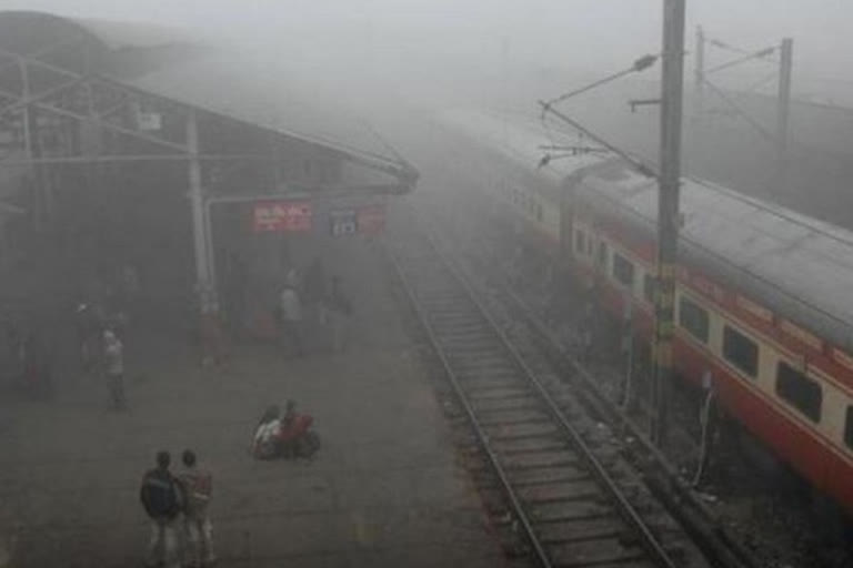 18 trains late in northern rail  low visibility in northern railways  Northern Railway region trains  കനത്ത മൂടല്‍ മഞ്ഞ്  18 ട്രെയിനുകള്‍ വൈകി ഓടുന്നു  ന്യൂഡല്‍ഹി  new delhi latest news