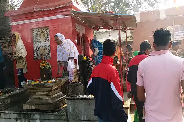 devotees took a dip of faith in Banganga Kund