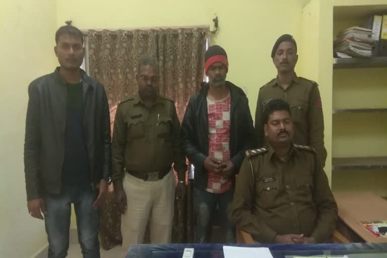 Balaghat police has arrested mobile thief