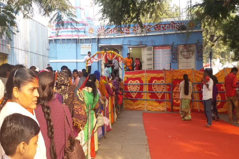 thousands-of-devotees-visited-the-navagraha-temple-on-makar-sakranti-in-khargone