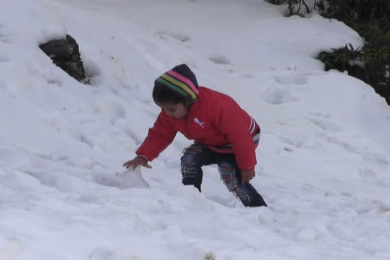 tourist enjoying snow in parashar