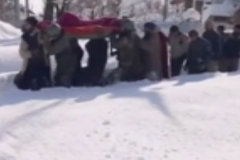 chinar corps  pregnant woman  Baramulla  Army carries pregnant woman in waist-deep snow  Army carries pregnant woman in waist-deep snow; she later gives birth at Baramulla hospital  കനത്ത മഞ്ഞുവീഴ്‌ചക്കിടെ ഗര്‍ഭിണിയെ തോളിലേറ്റി ആശുപത്രിയിലെത്തിച്ച് സൈനികര്‍