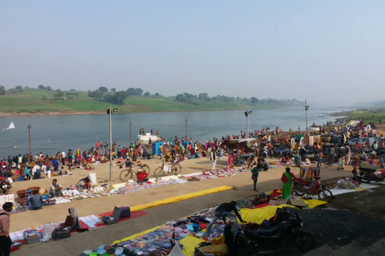 Crowd of devotees gathered at Narmada Ghat on Makar Sankranti