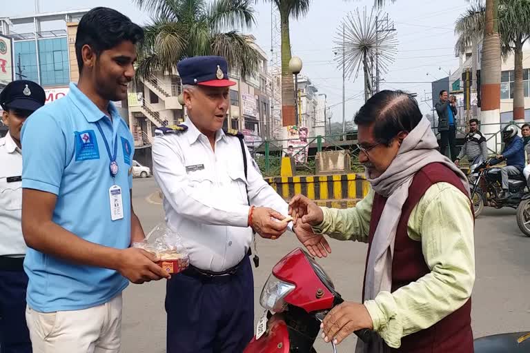 On the day of Makar Sankranti, students fed drivers gazak