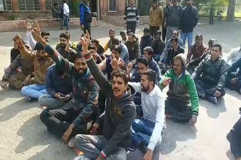 जोधपुर न्यूज, jodhpur latest news, Contract workers are on strike, JNVU University,  non-payment of salary, जेएनवीयू विवि , संविदा कर्मियों कर रहे  हड़ताल, वेतन नहीं मिलने पर हड़ताल