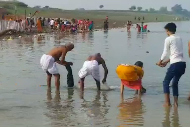 thousands-of-devotees-took-a-dip-at-the-triveni-sangam-of-rameswaram-dham-in-seopur