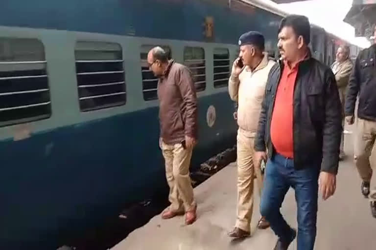 rpf and grp, rpf and grp joint team raid train, criminals in varanasi, ट्रेन में मारा छापा, कैंट रेलवे स्टेशन, जीआरपी और आरपीएफ, RPF और GRP, फरक्का एक्सप्रेस में छापेमारी