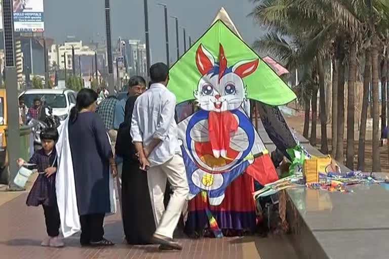 kites flying at visakha beach road