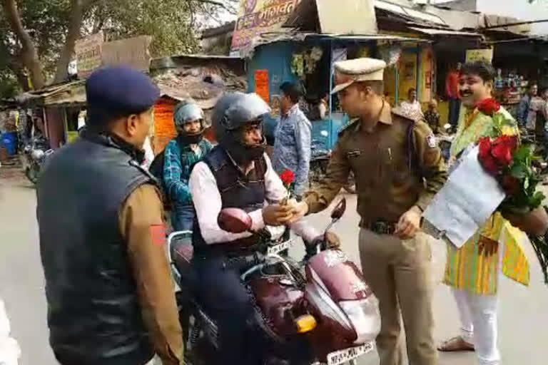 Traffic police distributed roses