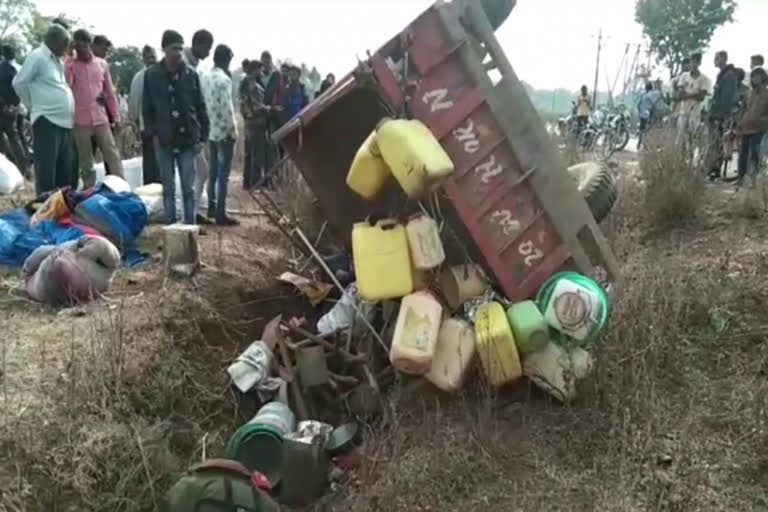 Tractor trolley full of laborers overturned in neemuch