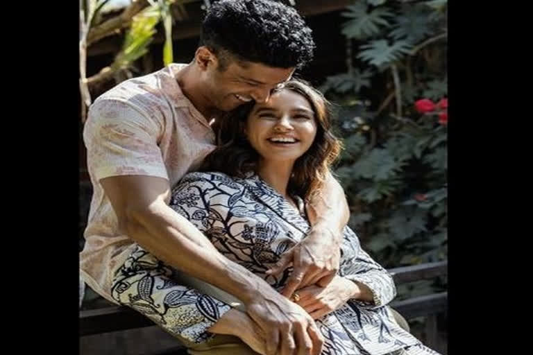 Farhan, Shibani  spill on internet with their Instagram post