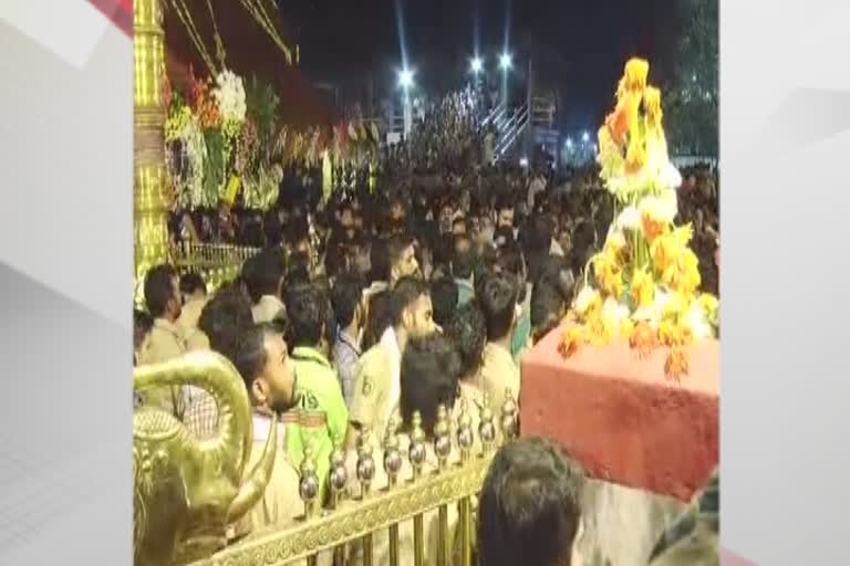 huge-crowd-gathered-at-the-hilltop-ayyappa-temple-to-witness-the-auspicious-makaravilakku