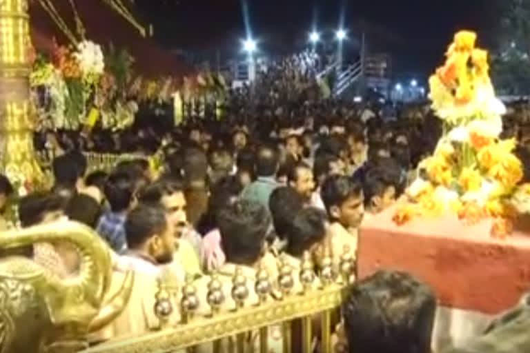 Makaravilakku:Thousands of Ayyappa devotees offer prayers at Sabarimala