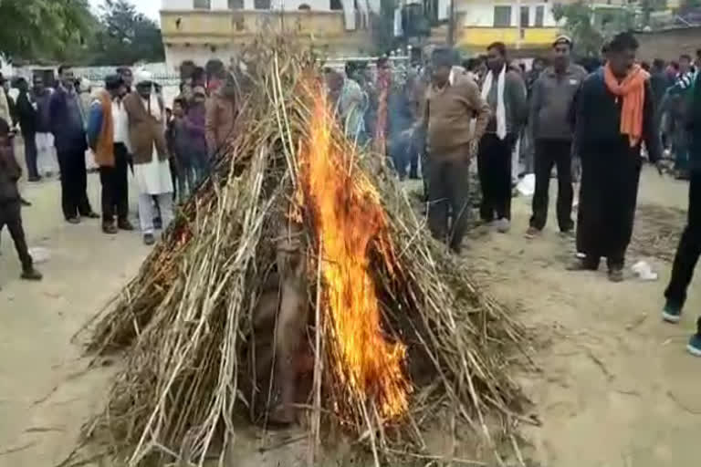 Uproar during martyr funeral in bhind