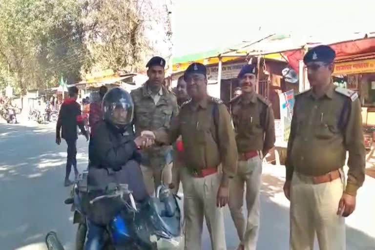 Policemen are celebrating road safety week in Surguja