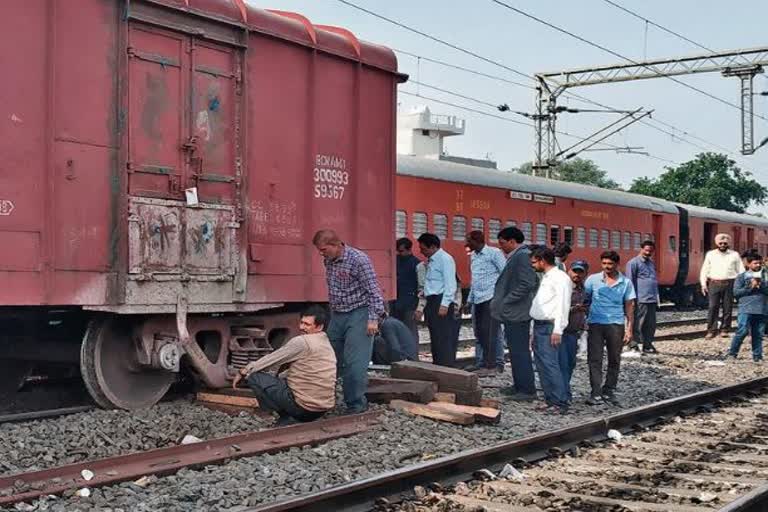 Lokmanya tilak express derailed