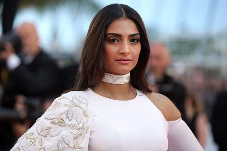 Bollywood Actress Sonam Kapoor Has a Scary London Uber Experience, Warns People