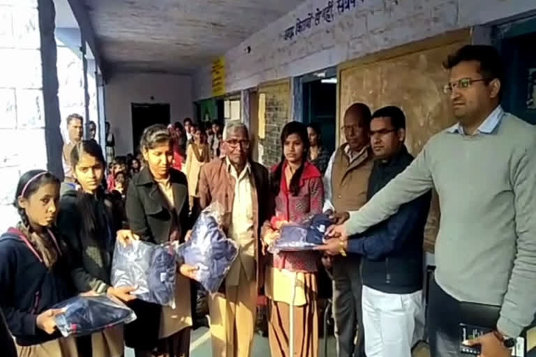 उपखंड अधिकारी ने बांटे ट्रैक सूट, Subdivision officer distributed track suit