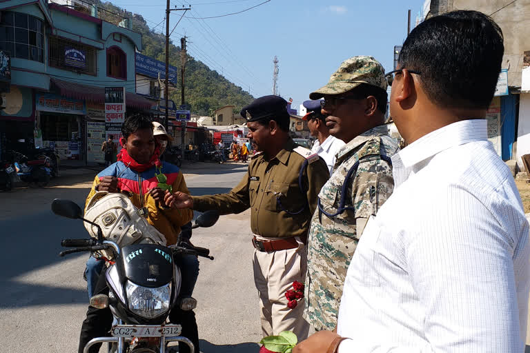 Police department advised to wear helmet by presenting rose flower