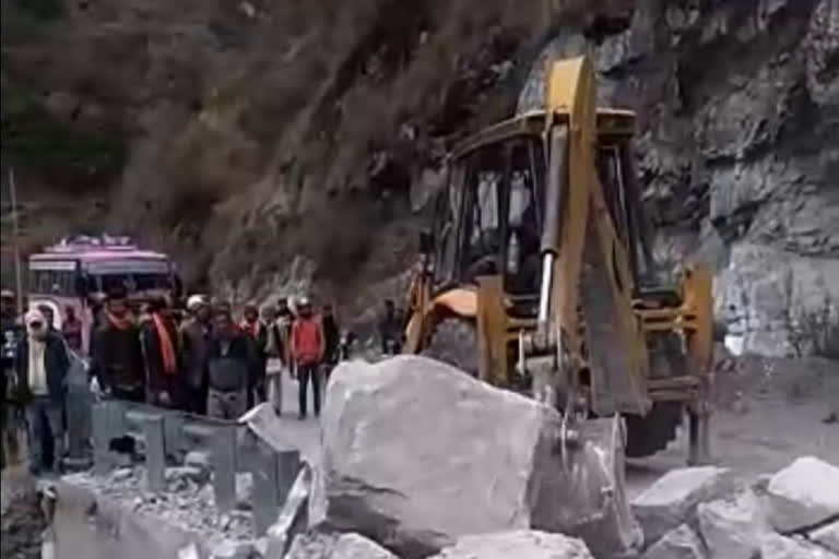 Heavy landslide on NH-707