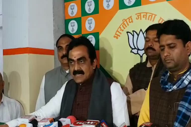 Rakesh Singh has targeted Congress