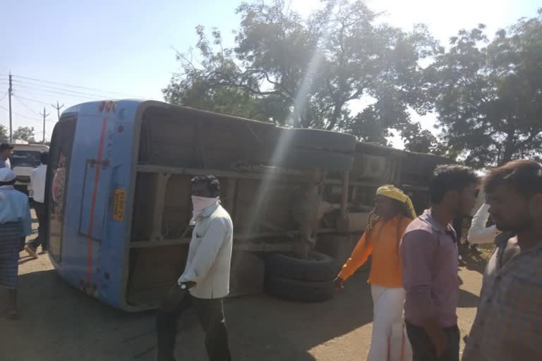 Uncontrolled passenger bus overturns 17 injured in barwani