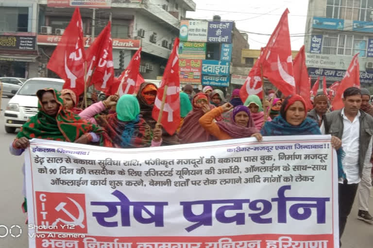 construction workers protest against the government in bhiwani