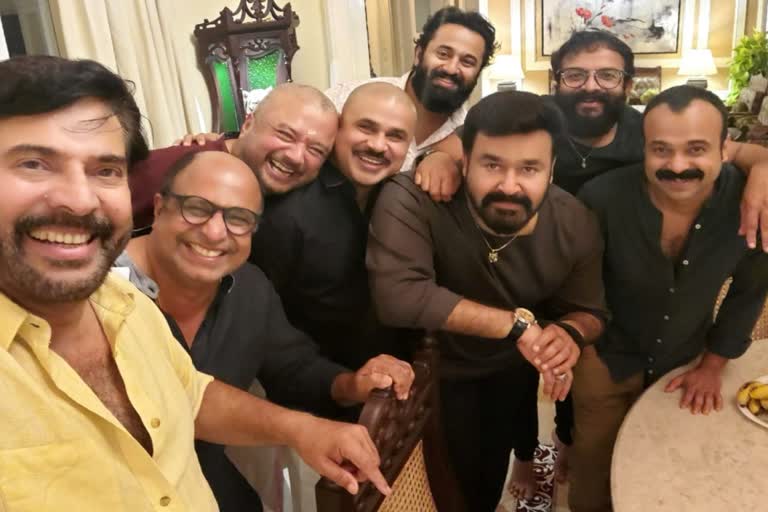 siddique  Actor Sidhique posted get together photo  get together with his co- actors  Sidhique  Sidhique with co- actors  മമ്മൂക്കയുടെ സെൽഫി  മറക്കാനാവാത്ത ഒരു സായാഹ്നം  സിദ്ദിഖിന്‍റെ വീട്ടിലെ സൽക്കാര വിരുന്ന്  സിദ്ദിഖ്  സിദ്ദിഖ് സഹതാരങ്ങൾക്കൊപ്പം